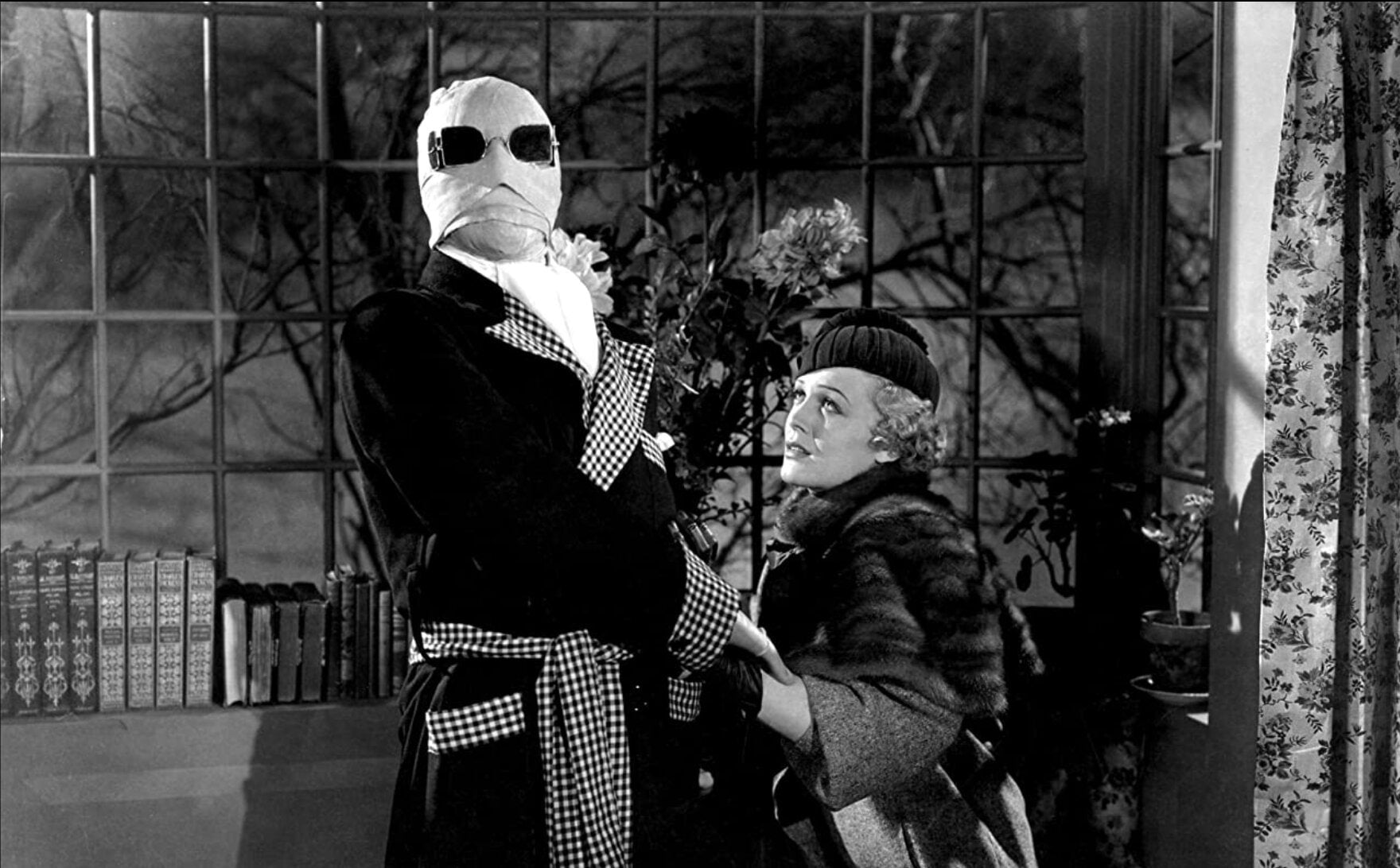Claude Rains and Gloria Stuart in The Invisible Man (1933)