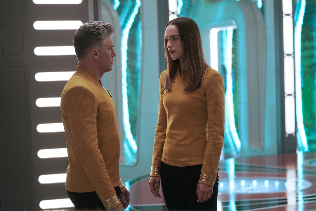 Anson Mount as Pike and Melanie Scrofano as Captain Batel of the Paramount+ original series STAR TREK: STRANGE NEW WORLDS.